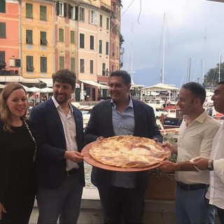 Portofino: in piazzetta è servita la focaccia al formaggio con Fontina