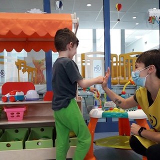 Quel Ponte di sorrisi, serenità e colori che aiuta i bambini a rimanere bambini