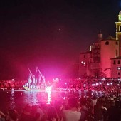 Stella Maris di Camogli, migliaia di persone per le barche pavesate e la magia dei lumini in mare