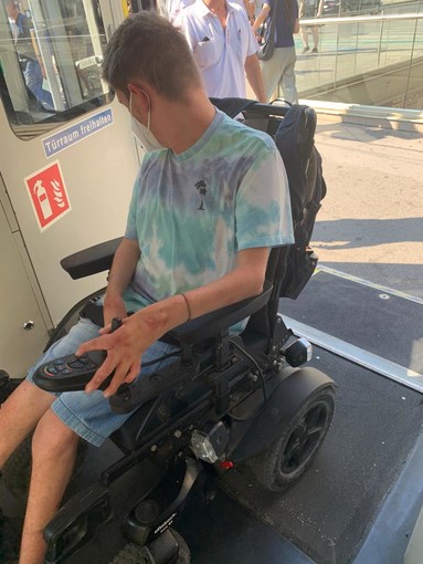 Sale in aereo ma non imbarcano la sua carrozzina. E un disabile di Pegli non si può muovere più