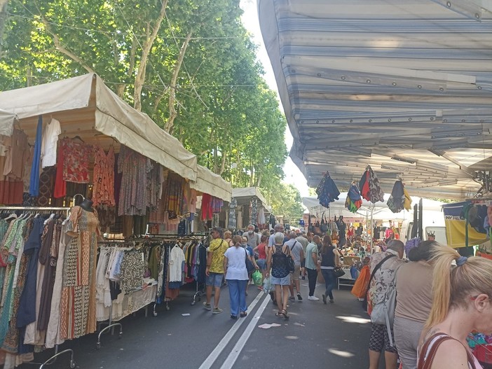 Domenica torna la Fiera di San Pietro: cinquecento banchi e il gran finale con i fuochi d’artificio Domenica torna la Fiera di San Pietro: cinquecento banchi e il gran finale con i fuochi d’artificio