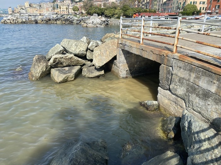 Pegli, chiazza marrone di fronte a Molo Archetti. E le acque sono classificate come ‘scarse’