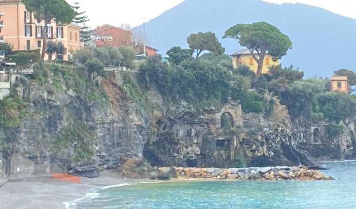 Frana a Sori, lunedì le valutazioni sulla tenuta del versante. Il sindaco Mario Reffo: “Evento legato al maltempo, situazione sotto controllo”