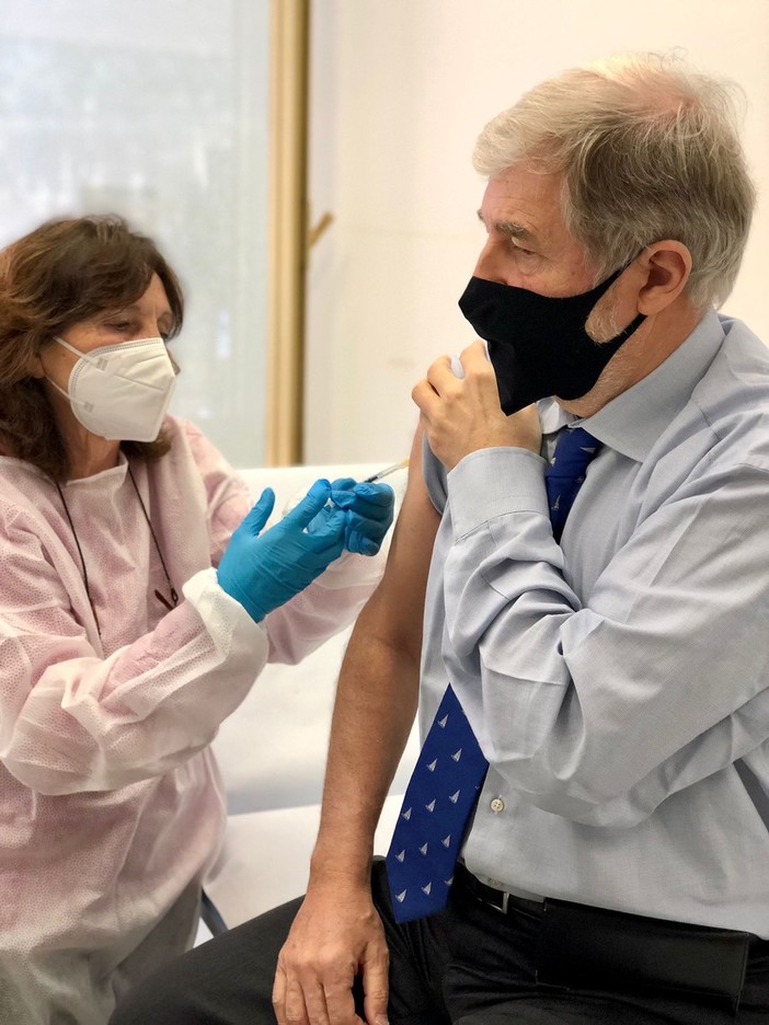 Il Sindaco di Genova Marco Bucci vaccinato contro il Covid: "A tutti i cittadini genovesi dico di non spaventarsi"