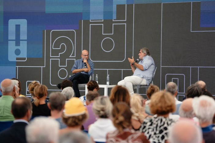 Camogli, il Festival della Comunicazione ricorda Emma Bonino: il tributo dal palco di Aldo Cazzullo e Pierluigi Pardo