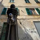 Introvabili, non censite, spesso rotte: il vergognoso stato delle fontanelle di Genova