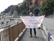 Voltri, flash mob contro i cassoni della diga durante la Milano - Sanremo (Foto e video)