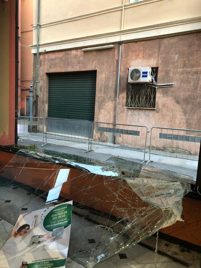 Distrutta la vetrata della Farmacia Sestri con un tombino