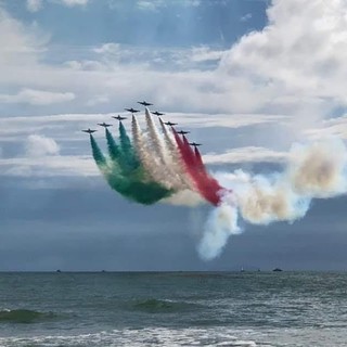 Le Frecce tricolori su Genova per il 74° anniversario della Repubblica Italiana