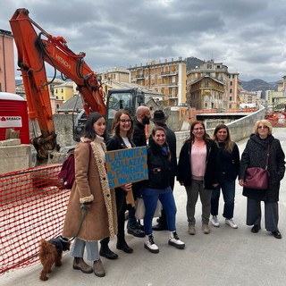 La ‘contropasseggiata’ sul Ponte Obliquo di Sestri Ponente, atteso da oltre mille giorni (video)