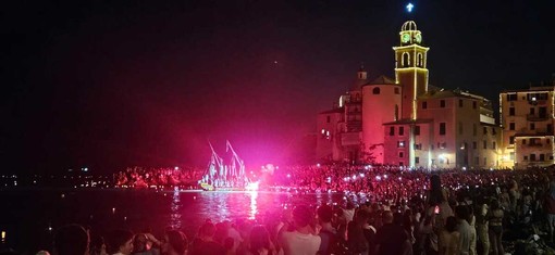 Stella Maris di Camogli, migliaia di persone per le barche pavesate e la magia dei lumini in mare