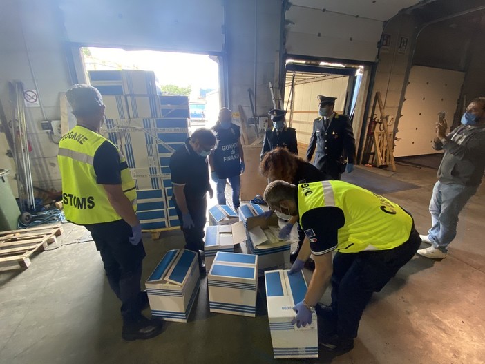 Guardia di finanza di Genova: sequestrati 121mila indumenti di protezione monouso anti Covid-19