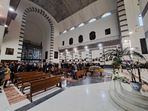 Oggi i funerali di Laura Ferrero, grande commozione nella chiesa dei Santi Pietro e Bernardo alla Foce