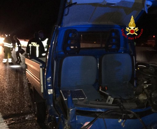 Rapallo: uomo resta imprigionato nel furgone dopo un tamponamento Rapallo: uomo resta imprigionato nel furgone dopo un tamponamento