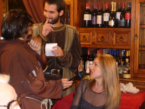 La cena con delitto ai tempi del Covid: mascherine, microfoni monouso e voglia di evadere tra risate e buon cibo La cena con delitto ai tempi del Covid: mascherine, microfoni monouso e voglia di evadere tra risate e buon cibo