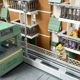 Fantozzi che prende il bus al volo riprodotto con i Lego: l'idea dell'architetto genovese Giorgio Tona