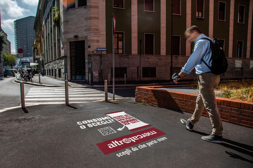 Graffiti green sul marciapiede, una nuova forma di comunicazione che approda su trenta strade di Genova
