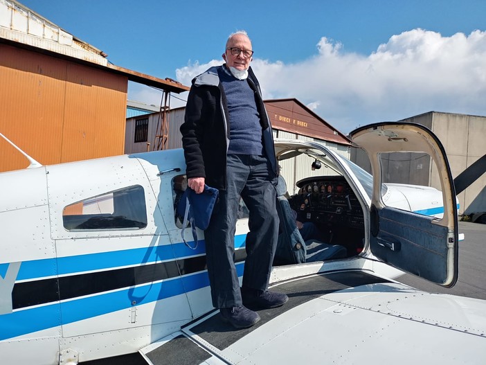 Compie 90 anni e figlie e nipote gli regalano un volo sopra Genova e la riviera