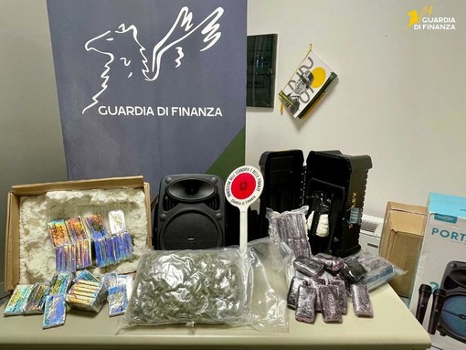 La Guardia di Finanza sequestra oltre 6 kg di droga nascosti in una cassa acustica e in una cassetta degli attrezzi La Guardia di Finanza sequestra oltre 6 kg di droga nascosti in una cassa acustica e in una cassetta degli attrezzi