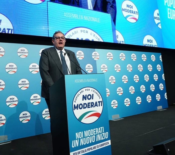 Giovanni Toti sul palco di 'Noi Moderati' a Roma Giovanni Toti sul palco di 'Noi Moderati' a Roma