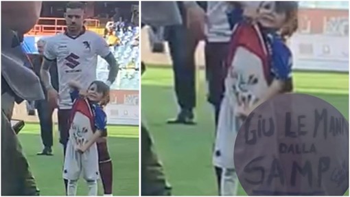 "Giù le mani dalla Samp", il piccolo Mattia a difesa della squadra del cuore: la scritta sotto la maglia mostrata in mezzo al campo (FOTO) "Giù le mani dalla Samp", il piccolo Mattia a difesa della squadra del cuore: la scritta sotto la maglia mostrata in mezzo al campo (FOTO)
