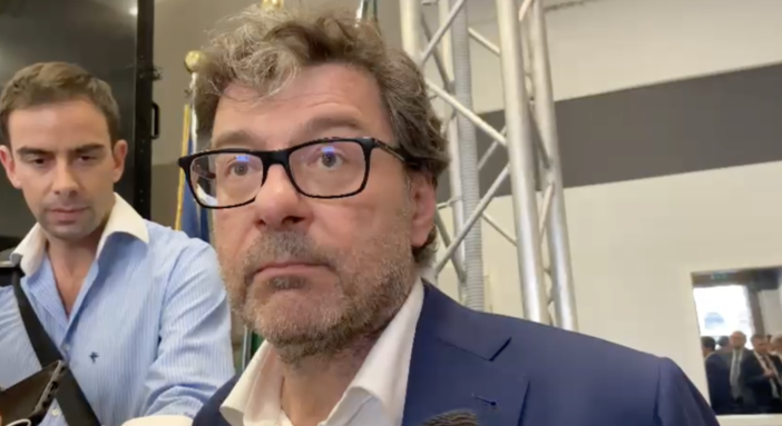 Il ministro Giorgetti arriva a Genova: "La settimana prossima definite le modalità per proseguire l'attività di Acciaierie d'Italia" (Video)