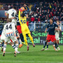 Cuore e organizzazione non bastano, il Genoa in dieci per tutta la gara cade all'ultimo minuto, al "Ferraris" Hien rilancia l'Atalanta