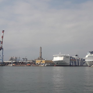 La commemorazione in porto: le sirene delle navi suonano per le vittime del ponte