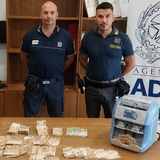 Contanti e lingotti d'oro non dichiarati al porto di Genova: sequestri per oltre 151 mila euro, 52 mila nascosti nel detersivo