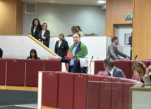 Gianni Pastorino (Linea Condivisa - Lista Orlando) con la bandiera palestinese in consiglio regionale