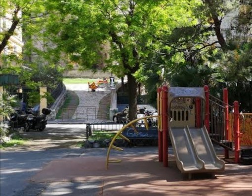 Castelletto, abitante esasperato: "Atti vandalici ai giardini Rossi, si deve intervenire immediatamente"