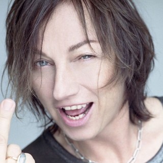 Un trono per Gianna Nannini dopo la caduta durante il concerto di Genova