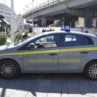Festino clandestino su uno yacht incostudito al Porto di Genova: la Guardia di Finanza sorprende due persone a bordo