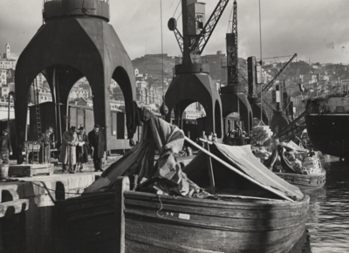 Crociate, camalli, gru ad acqua: il porto di Genova