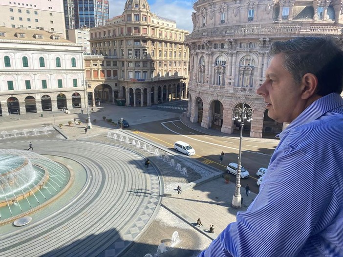 Toti in diretta su Facebook: "I controlli delle forze dell'ordine sono in atto. Dichiarare il falso è reato penale"