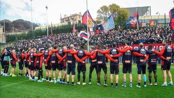 I tifosi e la squadra all'allenamento di sabato (foto di Genoa CFC)
