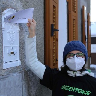 Greenpeace consegna anche a Genova le bollette climatiche dell’Eni