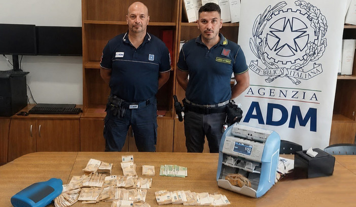 Contanti e lingotti d'oro non dichiarati al porto di Genova: sequestri per oltre 151 mila euro, 52 mila nascosti nel detersivo Contanti e lingotti d'oro non dichiarati al porto di Genova: sequestri per oltre 151 mila euro, 52 mila nascosti nel detersivo