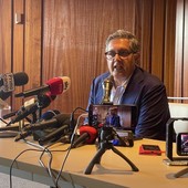 Giovanni Toti in conferenza stampa all'NH Hotel di Genova