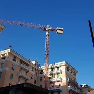 Pegli, sarà smontata la gru dentro al cantiere dell’ex cinema Eden