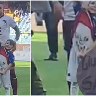 "Giù le mani dalla Samp", il piccolo Mattia a difesa della squadra del cuore: la scritta sotto la maglia mostrata in mezzo al campo (FOTO)