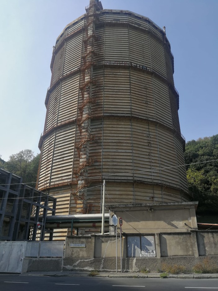 Ex Gasometro di Campi, urgono interventi di riqualificazione Ex Gasometro di Campi, urgono interventi di riqualificazione