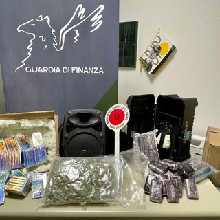 La Guardia di Finanza sequestra oltre 6 kg di droga nascosti in una cassa acustica e in una cassetta degli attrezzi