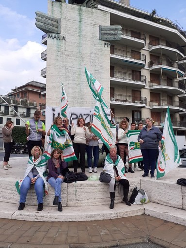 Chiavari, presidio Giannellinrete: "Due mesi senza stipendio né risposte" Chiavari, presidio Giannellinrete: "Due mesi senza stipendio né risposte"