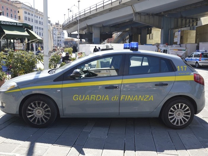 Festino clandestino su uno yacht incostudito al Porto di Genova: la Guardia di Finanza sorprende due persone a bordo