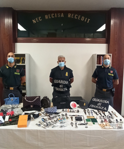 Operazione "Pollicino" della Giardia di Finanza di Genova: sequestrato ingente quantitativo di merce con marchio contraffatto