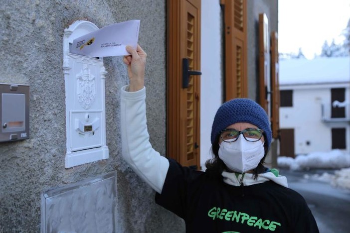 Greenpeace consegna anche a Genova le bollette climatiche dell’Eni