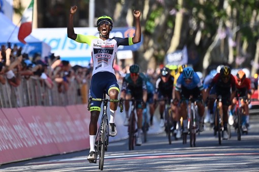 Biniam Girmay si ritira dal Giro d'Italia: vince la tappa e si infortuna con il tappo dello spumante