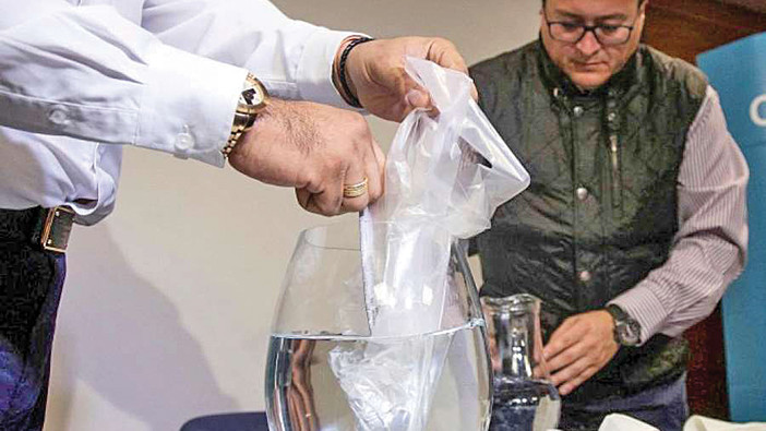 Ambiente, ecco il sacchetto che si scioglie in acqua in soli cinque minuti Ambiente, ecco il sacchetto che si scioglie in acqua in soli cinque minuti