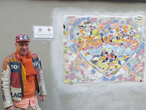 Il &quot;grande cuore ferito&quot; di Genova si fa mosaico e simbolo di rinascita